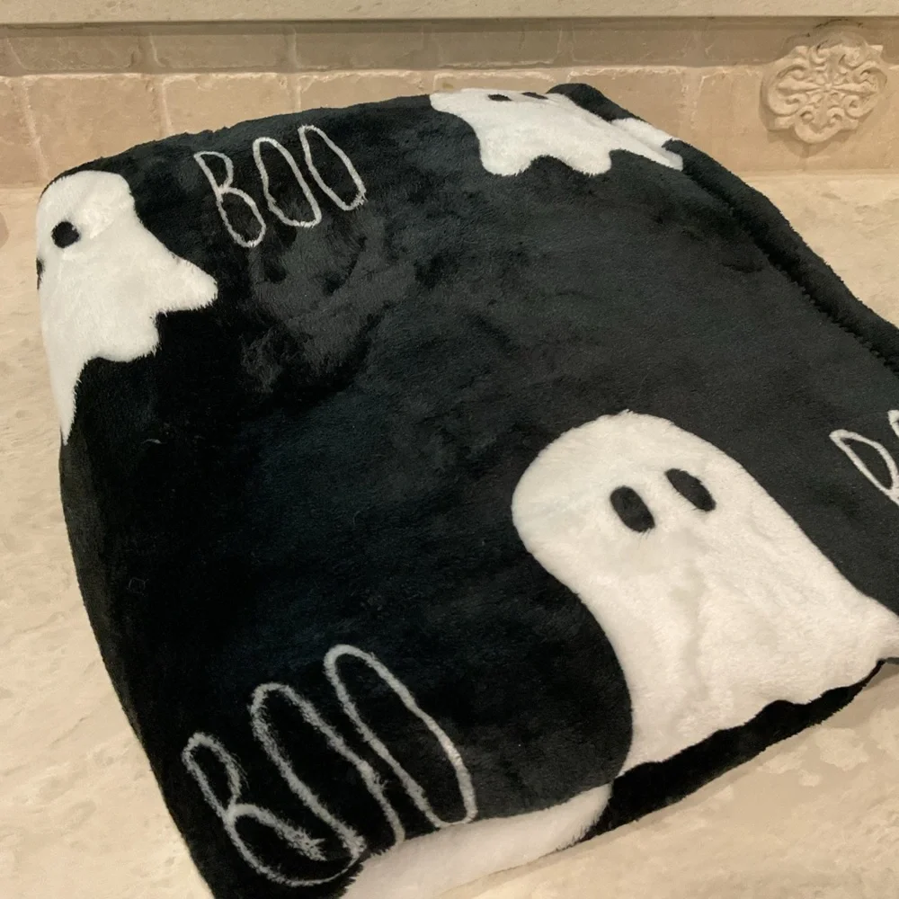 Artisan Black and White Ghost Blanket